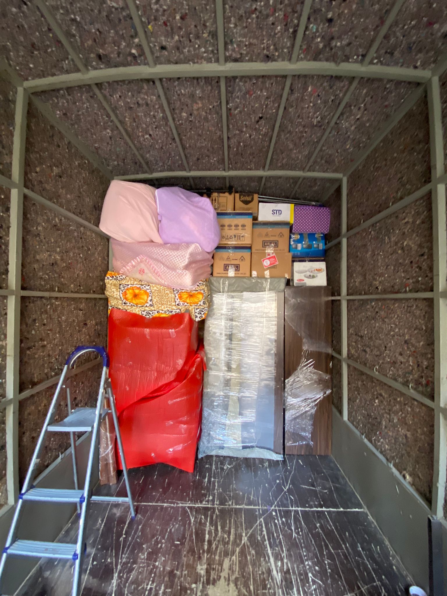 WhatsApp Image 2025-09-04 at 12.16.42 Taşınmak çoğu zaman karmaşık, yorucu ve zaman alıcı olabilir. Eşyaların toplanması, paketlenmesi, araca yerleştirilmesi ve yeni eve sorunsuz şekilde taşınması ciddi bir organizasyon gerektirir. Azizoğlu Nakliyat olarak bu süreci sizin için kolay ve zahmetsiz hale getiriyoruz.